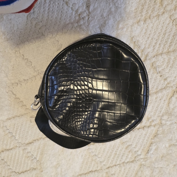 Black adjustable round bag with matching detachable coin purse. Wear many ways - Picture 10 of 10